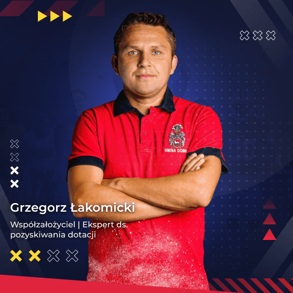 Portret Grzegorza Łakomickiego, współzałożyciela ProgramyDlaKlubow.pl i eksperta ds. pozyskiwania dotacji dla klubów sportowych.