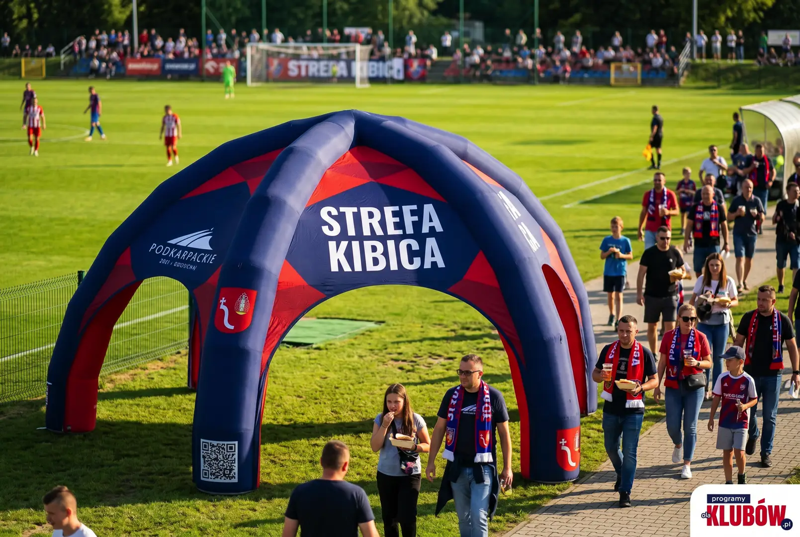 Namiot pneumatyczny pająk 4x4m Fiesta z nadrukiem na boisku piłkarskim