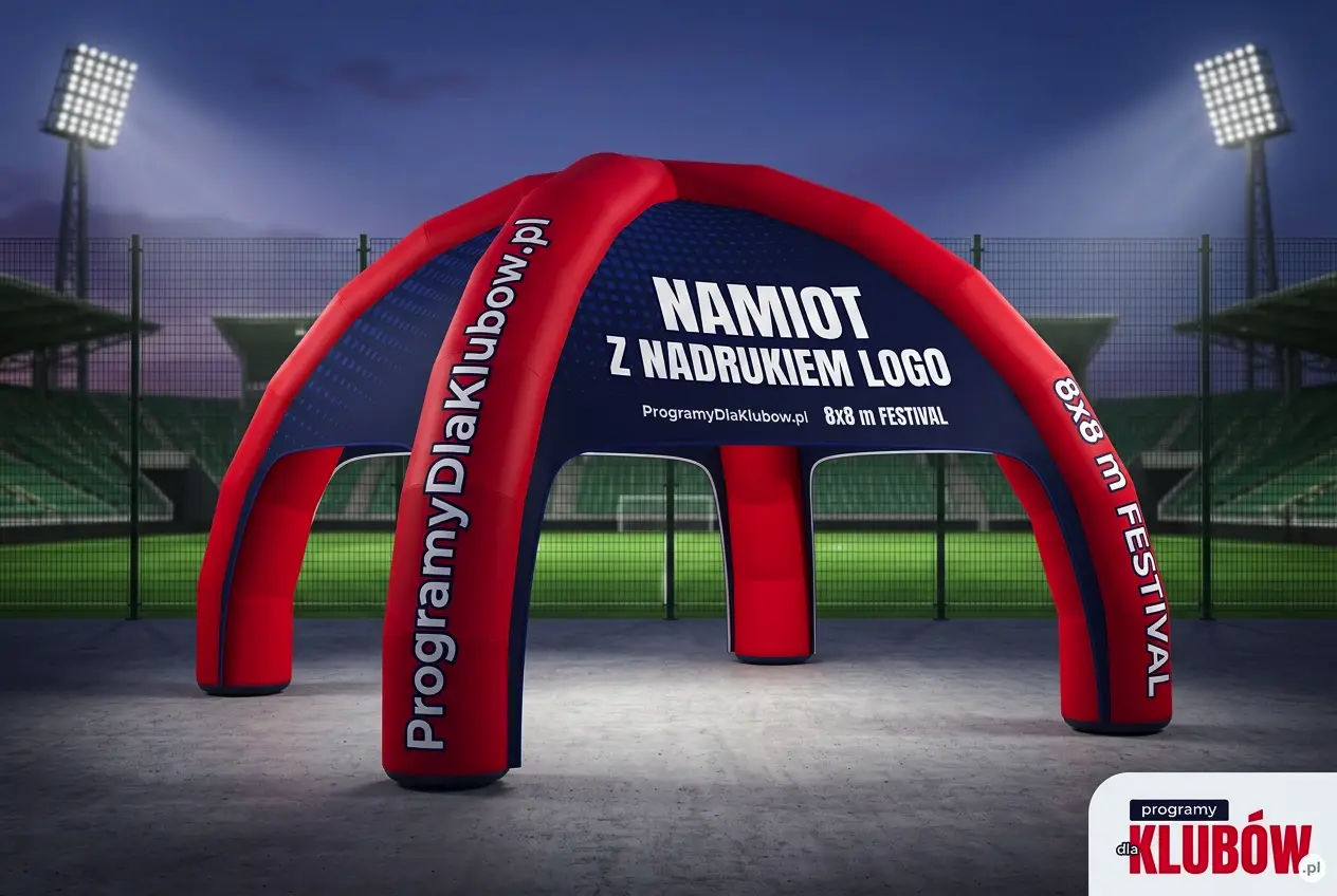 Namiot pneumatyczny Festival 8x8m podczas nocnego eventu sportowego – otwarta konstrukcja 4-nożna z nadrukiem logo klubu pod reflektorami stadionu