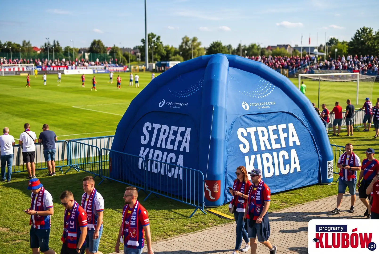 Rozłożony namiot pneumatyczny z logo klubu jako strefa kibica na turnieju