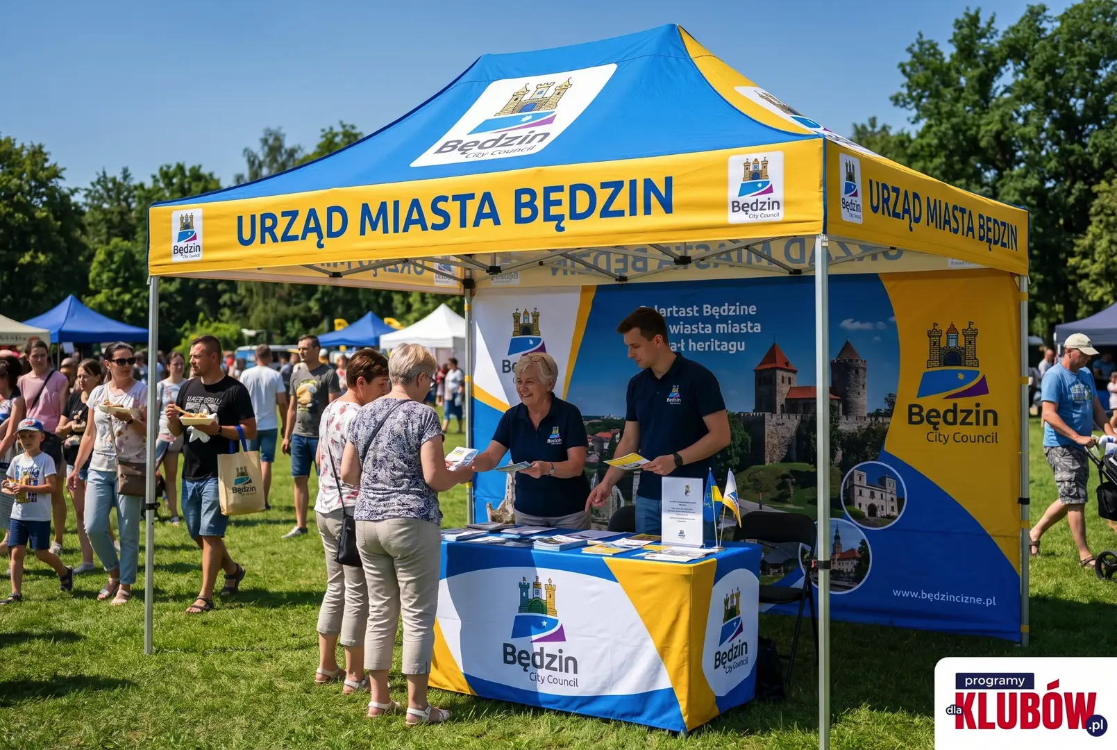 Namiot reklamowy ARENA z logo klubu sportowego, rozstawiony na trawie podczas wydarzenia plenerowego