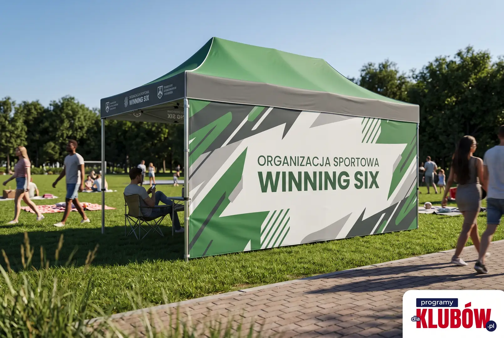 Namiot reklamowy 3x6m z herbem klubu sportowego i nadrukiem sponsorów – widok z boku na boisku