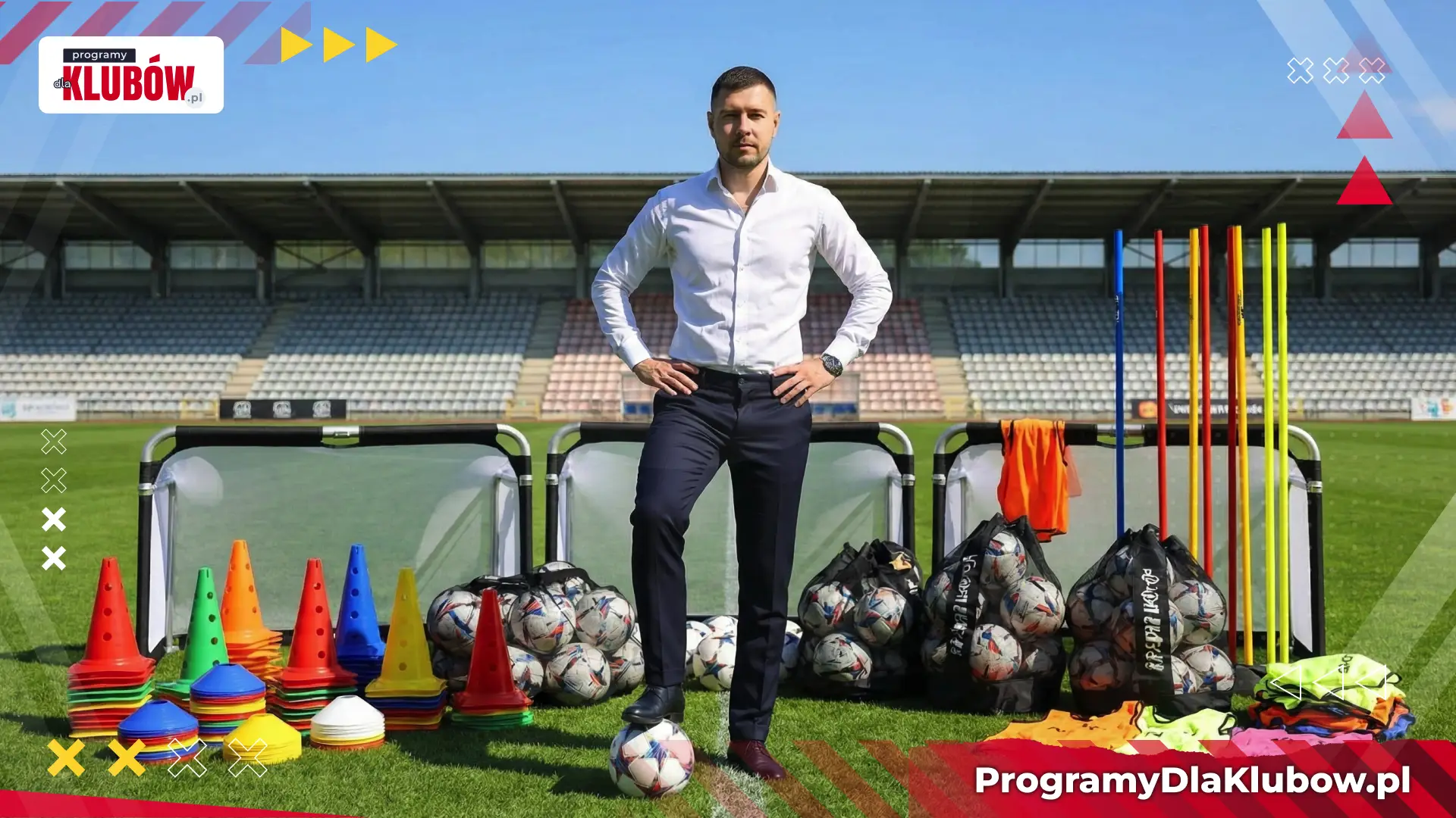 Piotr Bąk z Programy Dla Klubów jako ekspert od sprzętu sportowego, prezentuje na boisku profesjonalne wyposażenie dla klubów: piłki, pachołki i bramki treningowe.